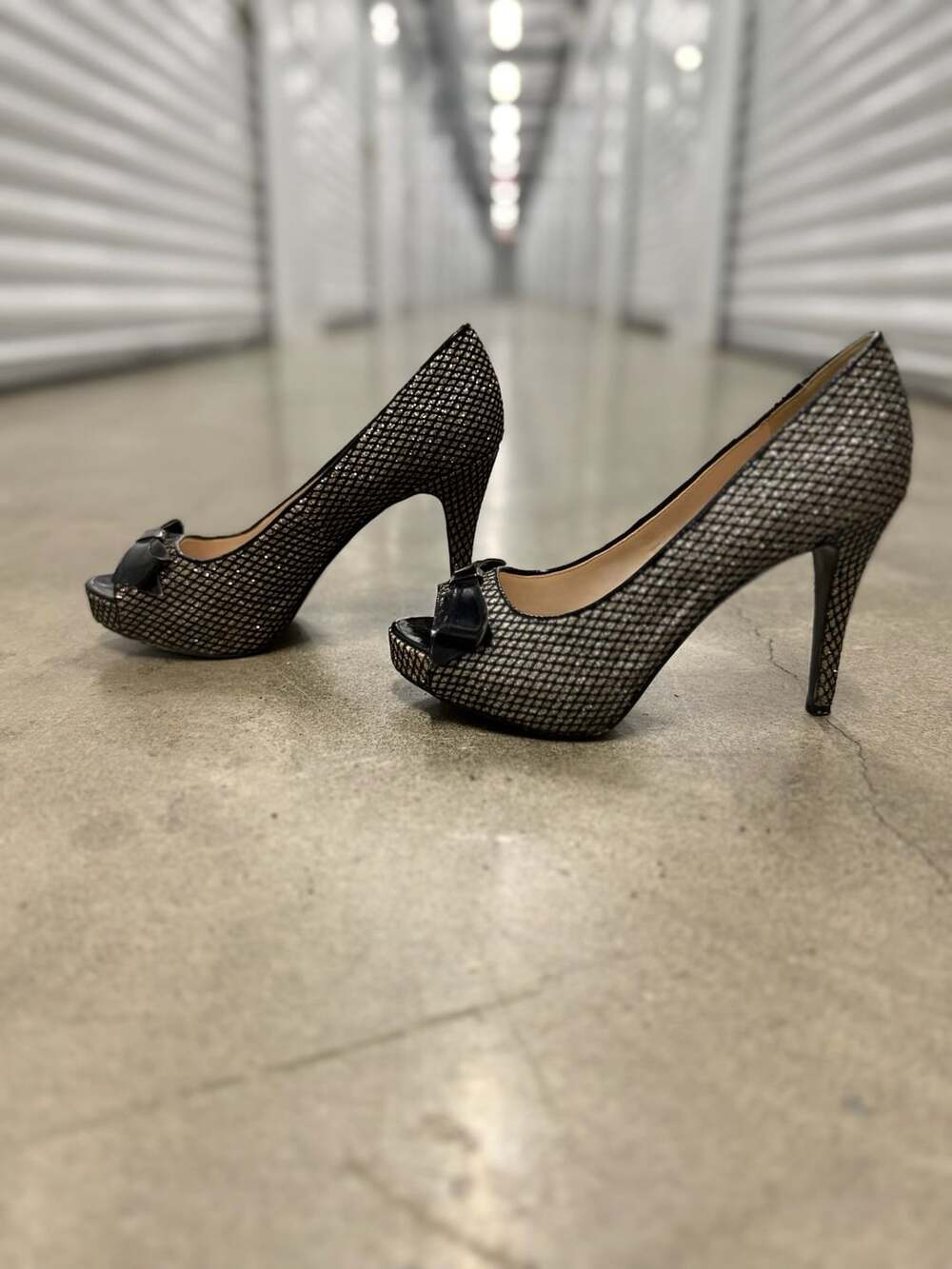 Nine West Peep Toe Heels Size 7.5 Black Gold Glitter